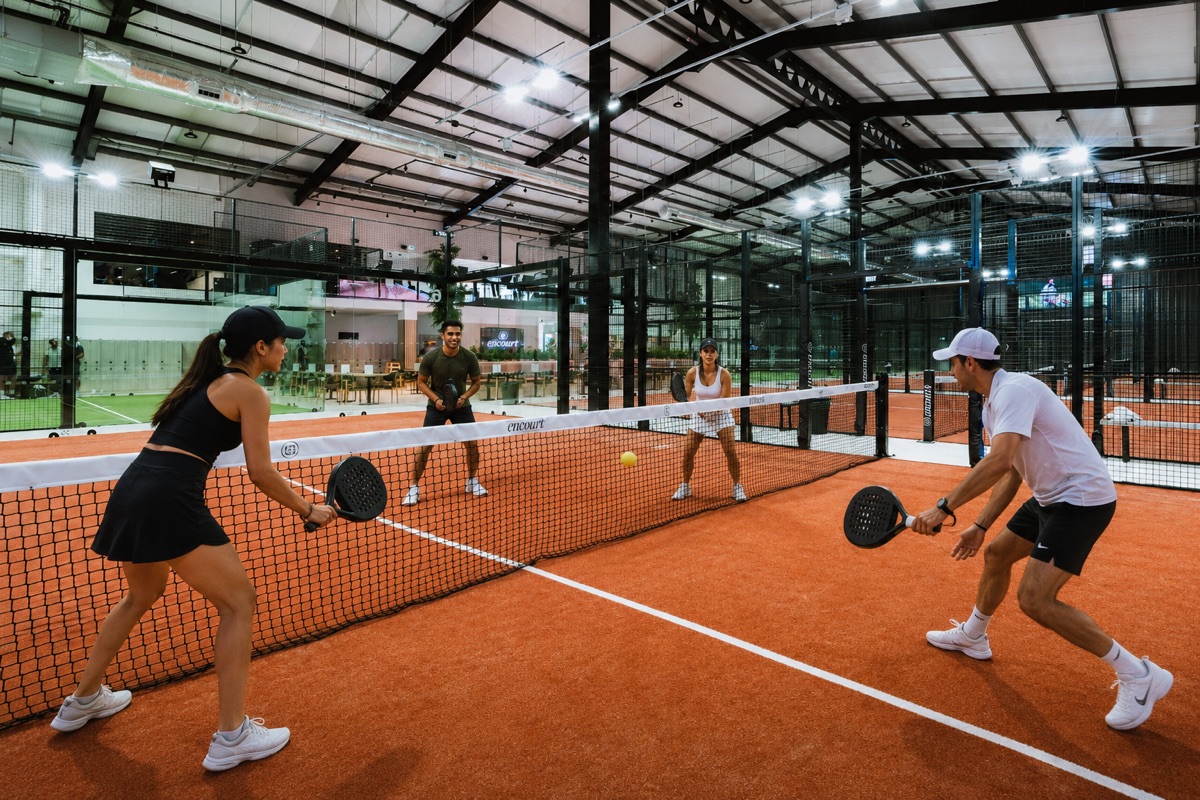 A group session on court at Encourt